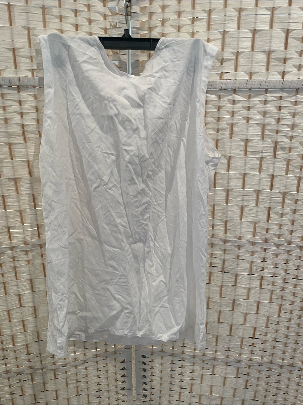 Sleeveless White Embroidered V-Neck Camisole - Picture 5 of 5